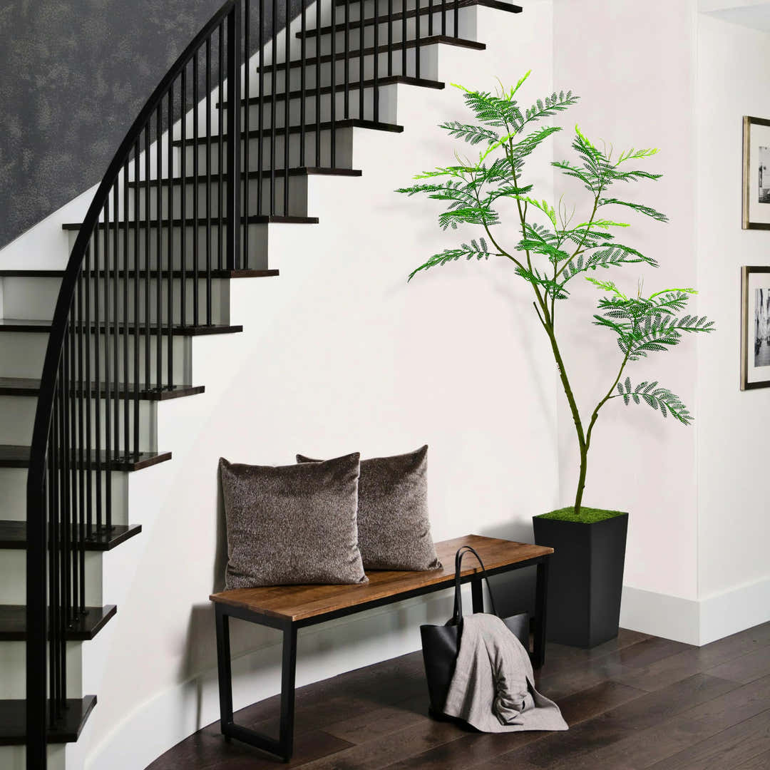 Artificial tree with layered leaf texture and natural shape