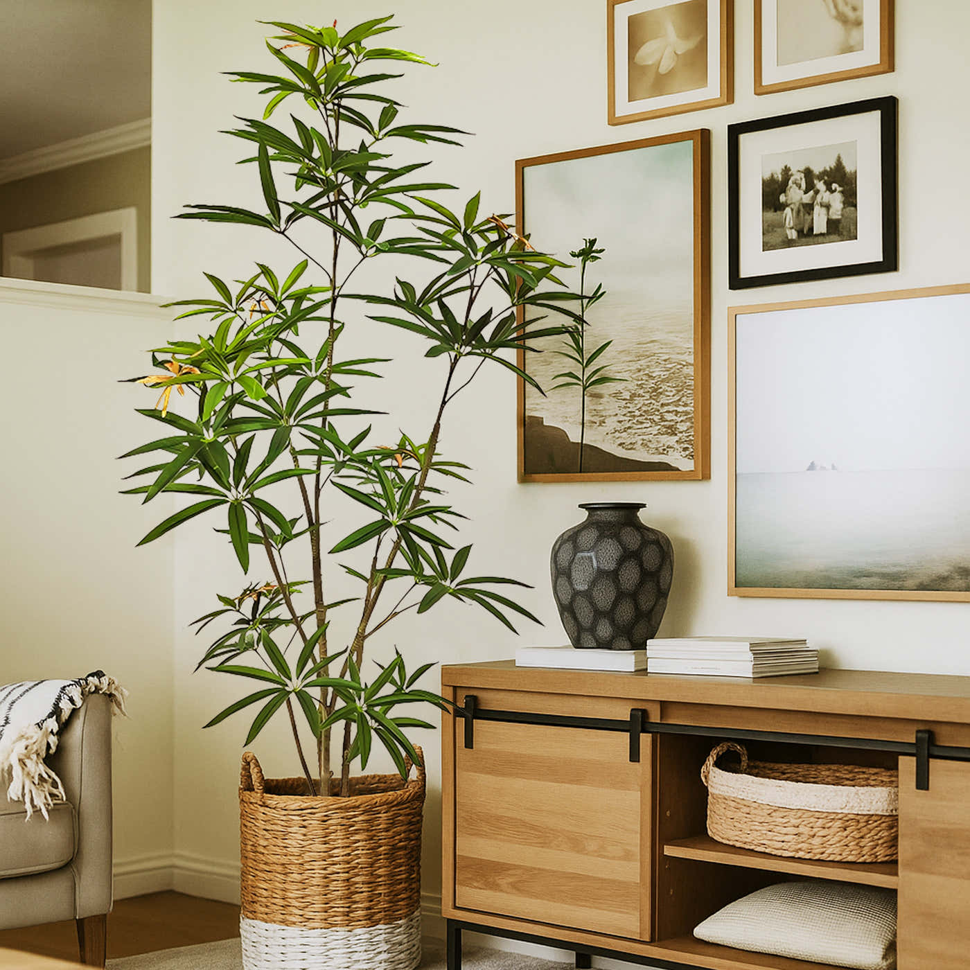 Artificial tree with layered canopy texture